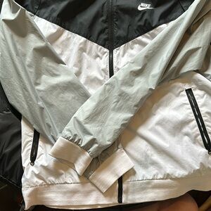 Nike Sportswear® SV3 Classic Color-Blocked Chevron Windrunner 727324-101 size XL